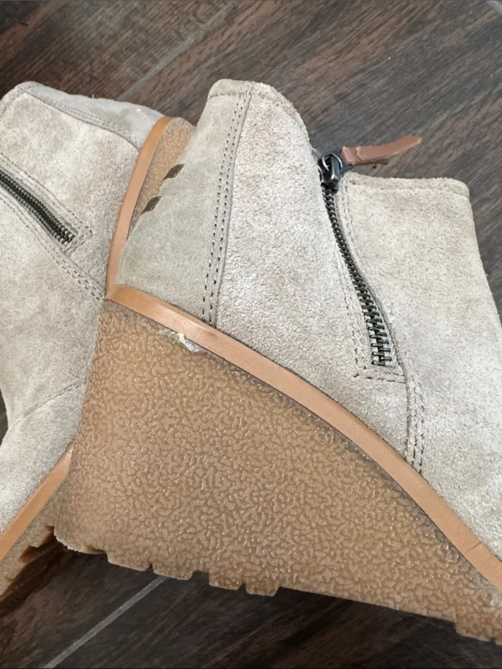 TOMS Avery Wedge Booties in Desert Taupe Suede sz 6.5 EUC NO WEAR